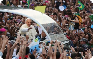 Papa e a multidao_BR2013